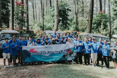 Tim DHealth berfoto bersama pada acara DHealth Fun Outing di hutan pinus