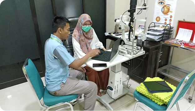 Tim DHealth mendampingi petugas rumah sakit memakai sistem di ruang pemeriksaan